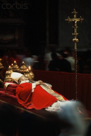 Vista del cuerpo del Venerable durante su funeral en el Vaticano (1978). Fotografía: David Lees. Fuente: Corbis Images.