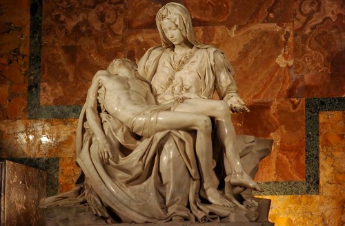 "La Pietà", conjunto escultórico de la Virgen con Cristo muerto, obra de Michelangelo Buonarrotti (1498-99). Basílica de San Pedro del Vaticano, Roma (Italia).