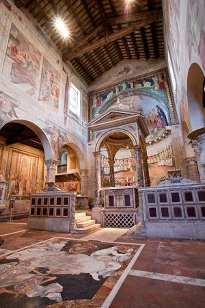 Vista del altar mayor de la Basílica de los Santos Nereo y Aquiles, Roma (Italia). Tras la rejilla bajo el altar reposan las reliquias de los mártires Domitila, Nereo y Aquiles.