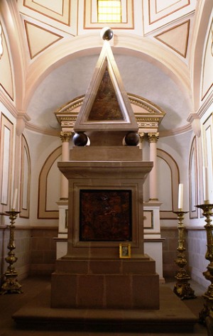 Mausoleo del Siervo de Dios. Basílica de María Inmaculada de la Salud, Pátzcuaro, Michoacán (México).