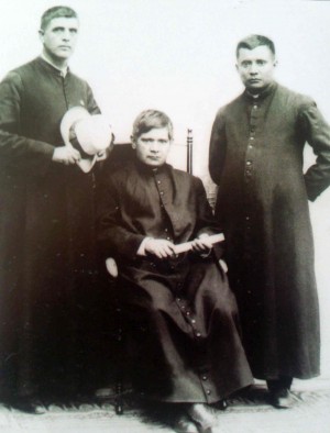 Fotografía del Santo (centro) junto a Francisco Vizcarra (izqda.) y José Dolores Guzmán (dcha.) A estos dos sacerdotes son los que pedían las autoridades militares que delatara el Santo.