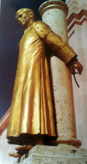 Escultura del Santo atado a la columna donde sufrió martirio. Atrio de la parroquia de San Miguel, en Cocula (México).