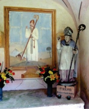 Ermita de San Rolando, en las afueras de Chézery-Forens construida en el lugar de la "Fontaine Benite". Puede apreciarse la iconografía del santo con la mitra abacial y el pastoral, así como el hábito del Císter.