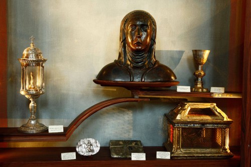 Dedo de Santa Catalina, cuerdas usadas como disciplina y busto de cobre donde estuvo contenido el cráneo.