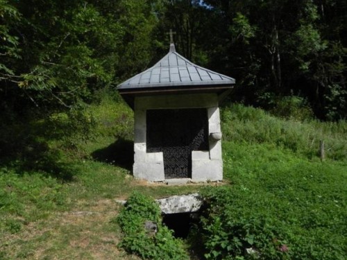 La ermita de San Rolando conocida como "Fontaine Benite", la fuente bendita, donde según la tradición ocurrió el milagro de la fuente.