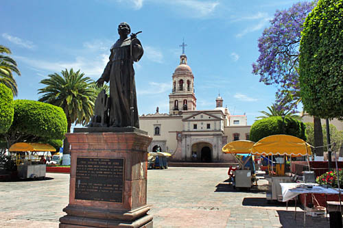 Monumento a fray Margil en el atrio del templo del Convento de Propaganda Fide de la Santa Cruz de Querétaro.