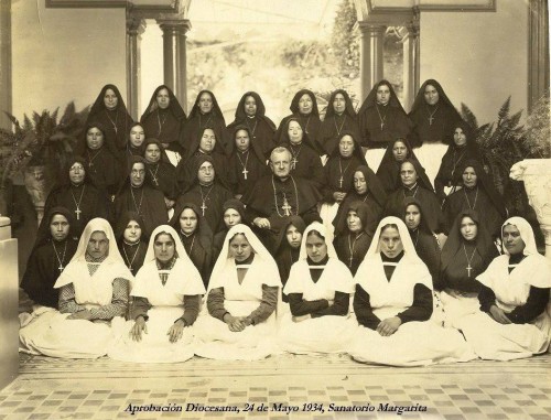 La Santa fotografíada con el arzobispo Orozco y el personal del Sanatorio, el día de la aprobación diocesana.
