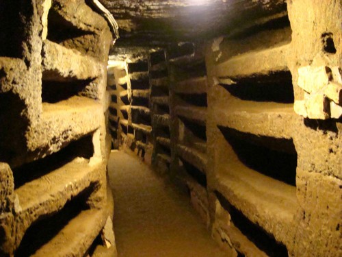 Corredor de las catacumbas de Calixto en Roma (Italia), de donde fueron extraídos muchos mártires hoy venerados en todo el mundo.