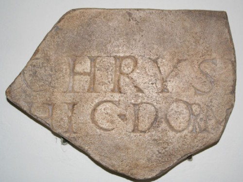 Réplica de la inscripción encontrada en el cementerio de la iglesia de Santa Áurea: CHRYS(E) HIC DORM(IT). "Aquí yace Crisa". Catedral de Santa Áurea, Ostia (Italia).