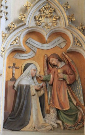 La Santa comulga de manos de un ángel. Relieve decimonónico en la iglesia de los dominicos de Friesach, Austria.