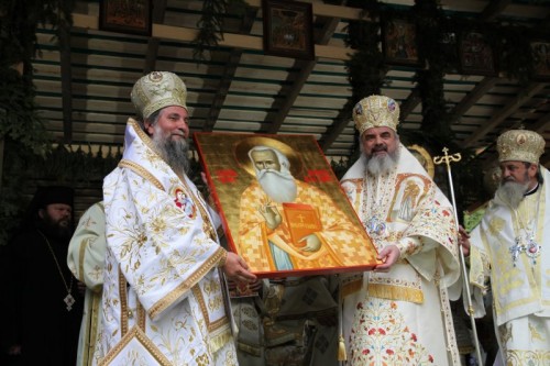El Patriarca Daniel y el metropolita Ireneo presentado al pueblo el icono del Santo durante la ceremonia de canonización.