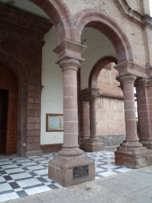 Vista de la columna donde fue atado y martirizado el Santo, en el patio del templo parroquial de Tototlán, México.