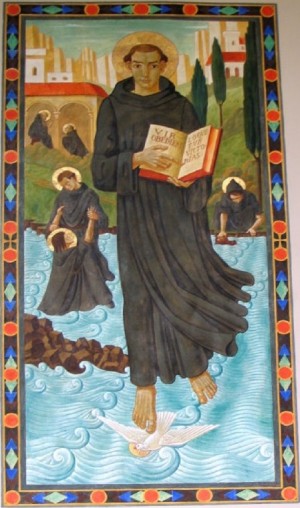 San Mauro. Detrás de su imagen pueden verse escenas del milagro en el estanque de Subiaco. Saint Joseph benedictine Abbey, Louisiana, Estados Unidos.