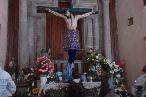 Los fieles acercándose a la imagen del Señor de los Guerreros, recientemente restaurada. Los pies son cubiertos con tela a fin de que los besos y el contacto no deterioren la antigua imagen.