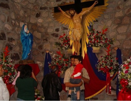 Iglesia de La Cruz, Chihuahua, un crucifijo moderno asume la advocación del "Señor de los Guerreros" (11TV noticias).