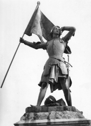 Francia está poblada, tanto en sus plazas como en sus templos, de imágenes de Juana de Arco, todas reproduciendo el arquetipo de heroína de guerra y salvadora de Francia.