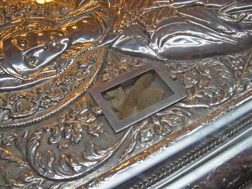 Detalle de las reliquias de la Santa visibles sobre la tapa del sarcófago. Iglesia de San Demetrio, Tesalónica (Grecia).