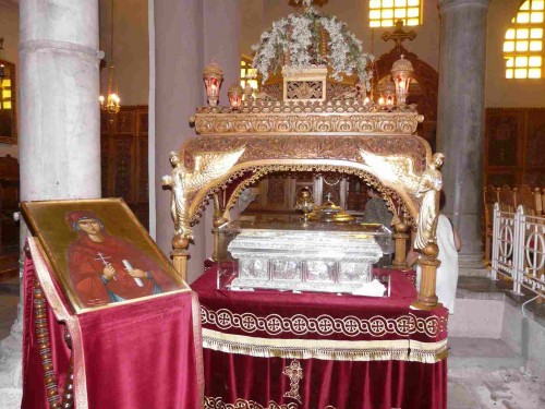 Vista del sepulcro e icono de la Santa expuestos a veneración. Iglesia de San Demetrio, Tesalónica (Grecia).