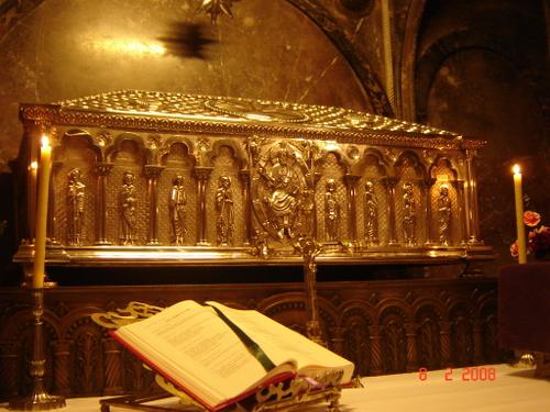 Vista de la urna de plata que contiene, según la tradición, el cuerpo del Apóstol y sus dos discípulos. Catedral de Santiago de Compostela (España).