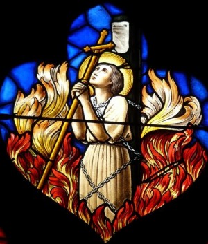 Juana de Arco, quemada en la hoguera. Detalle de una vidriera del siglo XIX en la iglesia de Nôtre Dame des Vertus, Aubervilliers (Francia).