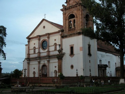 Vista de la fachada de la Basílica de Nuestra Señora de la Salud, en Pátzcuaro, México.