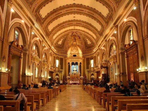 Vista del interior de la Basílica de Nuestra Señora de la Salud, Pátzcuaro, México.