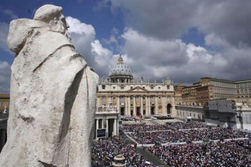Panorámica de la plaza de San Pedro del Vaticano, Roma (Italia) durante una ceremonia de canonización.