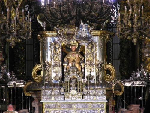 Detalle del altar mayor de la catedral de Santiago de Compostela (España). En el centro, busto del Apóstol objeto del tradicional "abrazo".