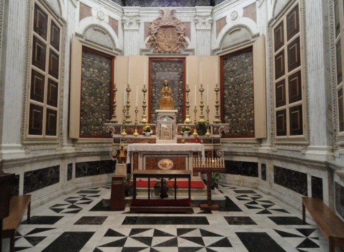 Capilla de los Santos en la catedral de Otranto, Italia. Las reliquias están en las vitrinas de las paredes.