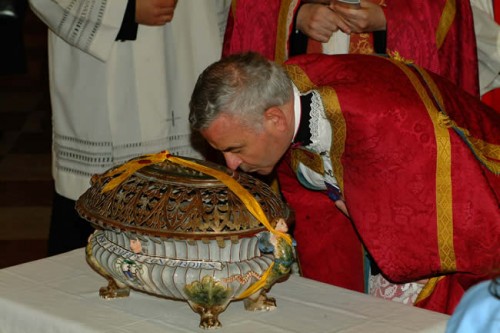 Un sacerdote besa el relicario con los restos de los mártires de Aquileya. Concordia Sagittaria, Italia.