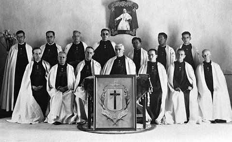 El Venerable, fotografiado con los novicios Misioneros del Espíritu Santo.