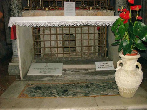 Vista del sepulcro -tras la rejilla- de los Santos Lorenzo, Esteban y Justino. Basílica de San Lorenzo Extramuros, Roma (Italia).