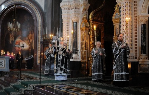 Maitines del Sábado Santo, celebrados por la jerarquía ortodoxa en la catedral de Cristo Salvador, Moscú (Rusia).
