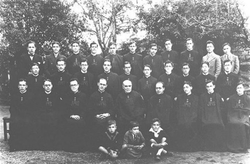 El Venerable, fotografiado junto a los Misioneros del Espíritu Santo.
