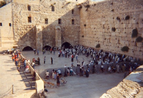Otra vista del Muro de las Lamentaciones en Jerusalén (Israel). Destaca la separación entre hombres y mujeres para la oración.