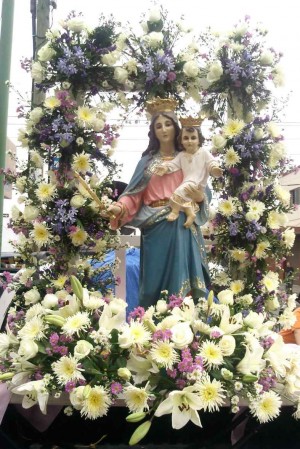 Pequeña imagen de María Auxiliadora colocada en un anda con flores para su procesión del 24 de mayo. Oratorio Salesiano de San Luis Gonzaga, México.