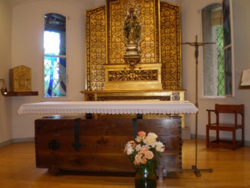 Sepulcro del Santo, bajo el altar. Centro Santa Maria de los Negrales, Institución Teresiana, Madrid (España).