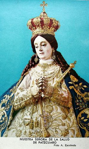 Estampa de la Virgen de Pátzcuaro. Fotografía de A. Escobedo que capta el busto de la imagen desde otra perspectiva.