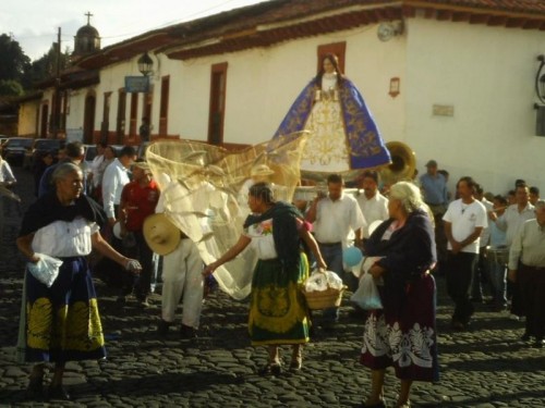 Vista de una peregrinación de indios purépechas en honor a la Virgen de la Salud.