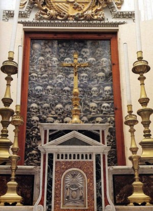 Vista de una de las vitrinas que contienen las reliquias de los Santos. Catedral de Otranto, Italia.