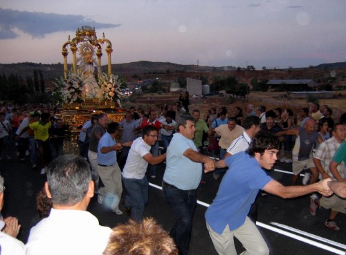 Imagen de las típicas "carreras" desde el santuario al pueblo, 26 de agosto. Fotografía: Rafael Antonio Castillo.