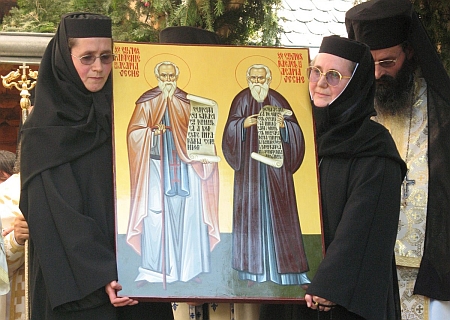 Dos religiosas ortodoxas mostrando al pueblo el icono de los Santos Rafael y Partenio de la Vieja Agapia, durante su ceremonia de canonización.