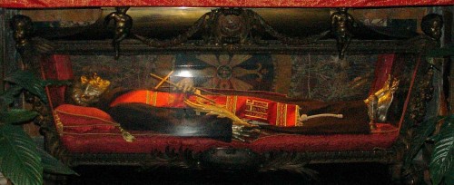 Urna de San Juan Lantrua de Priora, sacerdote franciscano mártir en China.