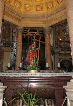 Sarcófago de pórfido con los restos de Santa Elena. Basílica de Santa Maria in Aracoeli, Roma (Italia).