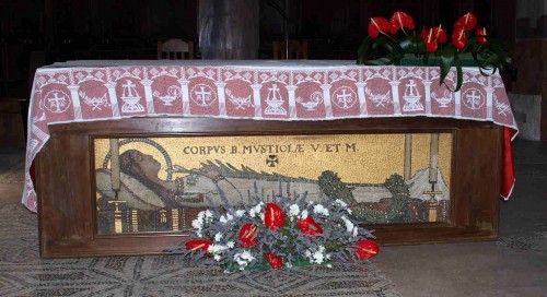 Vista del altar mayor de la catedral de San Secundiano, Chiusi (Italia), como suele estar la mayor parte del tiempo, cerrado. El mosaico indica que tras él están las reliquias de la Santa.