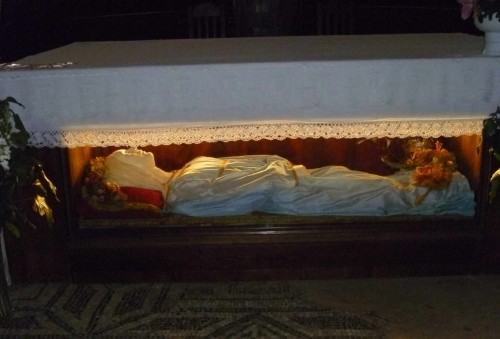 Vista del cuerpo de la Santa tal cual se muestra ahora, recubierto con una figura y vestido. Catedral de Chiusi, Italia.