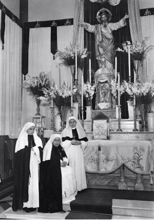 La Santa fotografiada con algunas hermanas en la capilla del Hospital.