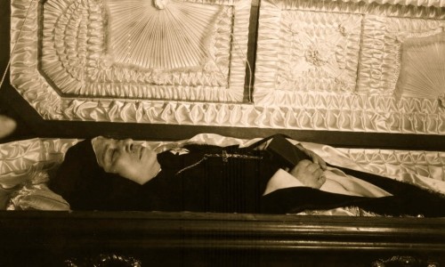La Santa en su funeral, de cuerpo presente. Nótese que sus facciones rejuvenecieron.