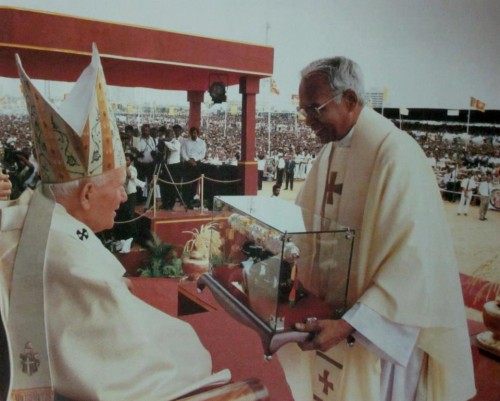 Un obispo hindú presenta un relicario de San José Vaz al papa San Juan Pablo II durante la ceremonia de beatificación.