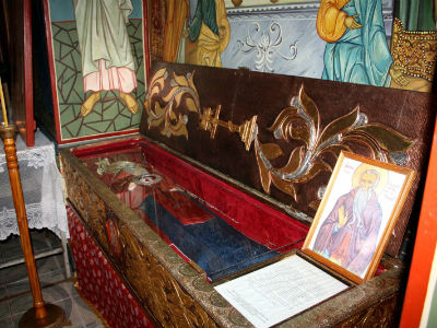Vista del sepulcro abierto y de las reliquias cubiertas de San Juanucio. Iglesia del monasterio Cetatuia, Rumanía.